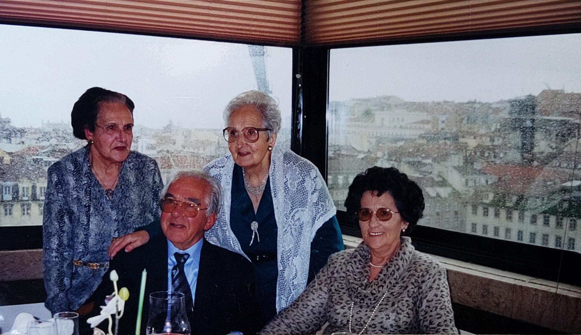 Maria de Lurdes Duarte Barros: Fotografia familiar de José Maria, Maria de Lurdes, Alberta e Josefina
