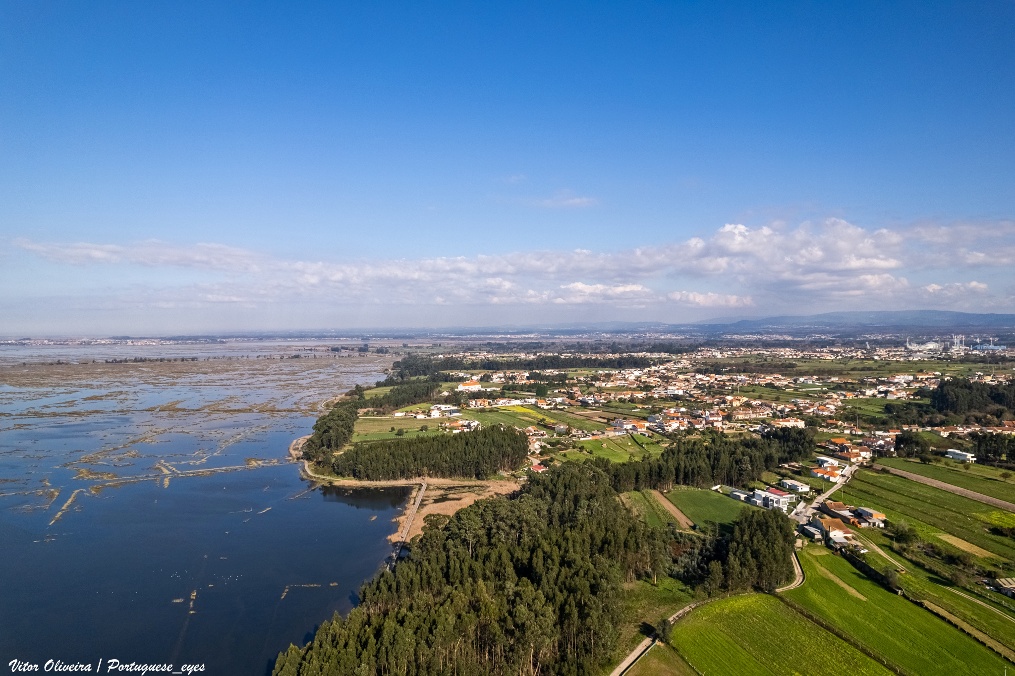 A Ria de Aveiro vista do ar, entre água, campos e caminhos